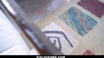 Ma copine m'a vu sucer ma demi-sœur Thumb