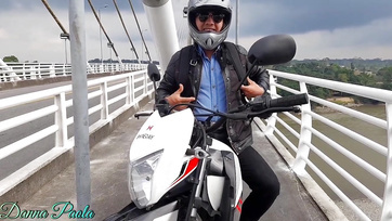 Il a ramené la salope sud-américaine chez lui et lui a baisé la chatte nue d'avant en arrière Thumb