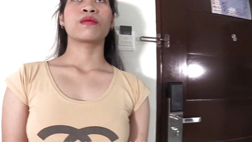 La charmante femme de chambre asiatique ne m'a pas encore laissé entrer dans sa chatte, mais je l'ai quand même sucée brutalement Thumb