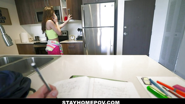 Ma baby-sitter sexy a commencé avec moi alors je l'ai mise sur mon cul Thumb