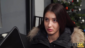 Jeune strip-teaseuse pulpeuse qui paye le mec avec sa chatte Thumb