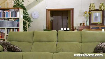 La blonde et la rousse ont toutes deux eu l'occasion de sauter sur la bite dure comme du roc Thumb