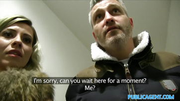 Une beauté hongroise aux cheveux courts suce pour de l'argent lors d'un faux casting Thumb