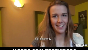 Une Tchèque abordée dans la rue écarte joyeusement les jambes pour un petit cadeau Thumb