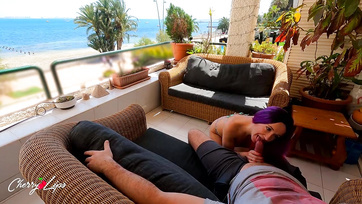 Une baise ultra-rapide avec l'ami de mon père sur la terrasse Thumb