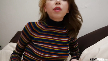 Famille coquine - Seule à la maison avec ma petite demi-sœur Thumb