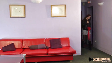 Salope rousse à gros seins traquée pour se faire défoncer le cul Thumb