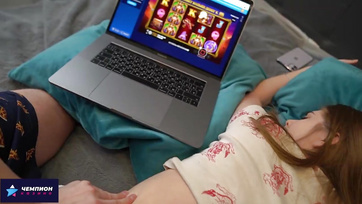 Ma belle-sœur voulait un massage, mais ça s'est transformé en bite ! Thumb