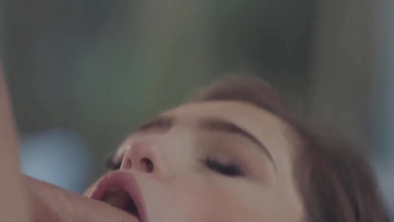 Elle a chevauché la bite de son petit ami après que la fille à la chatte poilue ait été léchée Thumb