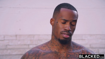 Femme blonde seule et frustrée sexuellement et un mec noir à la bite énorme Thumb