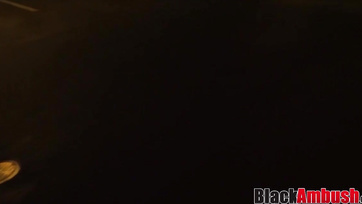 La blonde chevauche à fond la grosse bite du black Thumb