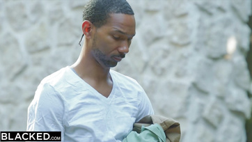 Dès que son petit ami s'est éloigné, elle a écarté les jambes pour un autre mec Thumb