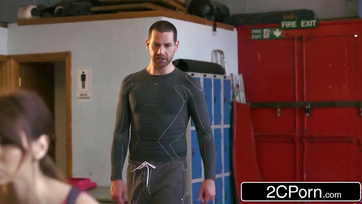 La star du porno hongroise flexible assise sur la bite perchée Thumb