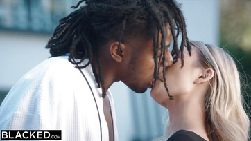 La fée blonde asiatique salope n'a pas pu dire non à la saucisse géante Thumb