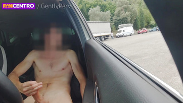 Je me branlais dans la voiture quand une fille sexy m'a vu... Thumb