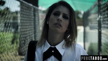 Après le professeur, le demi-frère coriace a aussi baisé l'écolière Thumb