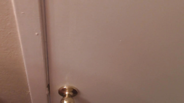 Presque surprise ! J'ai joui dans la chatte de mon demi-frère dans la salle de bain Thumb