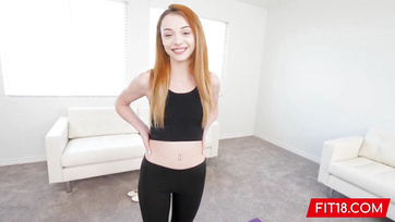 Dès ses 18 ans, la jolie fille est allée baiser sa chatte cendrée Thumb