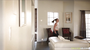 Le jeune garçon hardcore a baisé la femme de ménage sexy aux gros seins Thumb