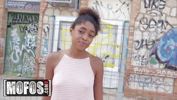 Elle a exhibé son cul puis a écarté les jambes pour plus d'argent Thumb