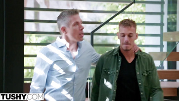 Armé de son pote, il a baisé tous les trous de sa femme affamée Thumb