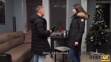 Une adolescente russe amateur paye sa dette avec son corps Thumb