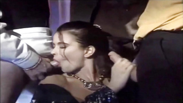 Ils ont baisé tous les trous de la domestique et lui ont baisé le visage - film porno rétro Thumb