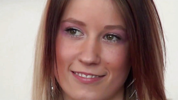 Pendant la conversation, la robe de la fée hongroise était enchantée lors du casting Thumb