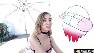 Une bombe sexuelle blonde est prête à se faire défoncer le cul serré dur Thumb