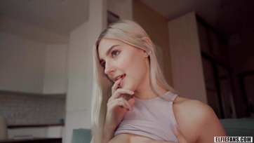 La chatte d'une adolescente est tellement délicieuse qu'il faut y éjaculer Thumb