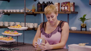 Une milf lesbienne aux gros seins adore lécher la chatte des jeunes filles Thumb