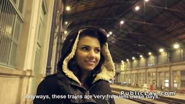 Il a ramassé la Hongroise et l'a fait bien chevaucher sa bite pour un petit jeton Thumb