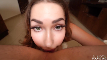 Ma femme ferait n'importe quoi pour moi si je jouis sur son visage à la fin de la baise Thumb