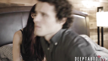 Ma belle demi-sœur a sorti ma bite et m'a supplié de lui baiser la chatte Thumb