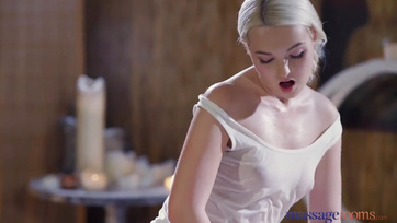 Les salopes blondes excitées ont pris du plaisir l'une pour l'autre Thumb