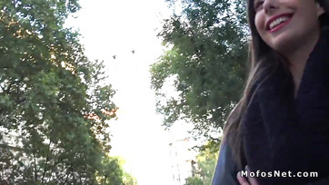 Il a ramassé une Hongroise aux petits seins sur le trottoir et lui a baisé la chatte pour des jetons Thumb