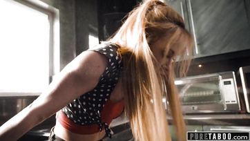 Il a eu une énorme baise avec sa jolie colocataire après avoir posté par elle copine Thumb