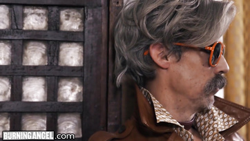 La charmante adolescente aux jambes écartées s'est assise sur la bite du vieux Thumb