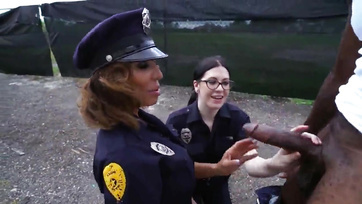 Le mec à grosse bite a baisé les deux policières sexy à côté de la voiture Thumb