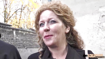 La maman milf qui a chassé les deux mecs excités dans la rue est partie joyeusement Thumb