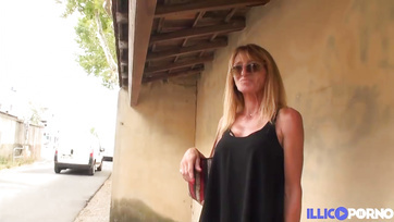 La vieille dame aux seins en plastique s'est fait prendre par le beau jeune garçon Thumb