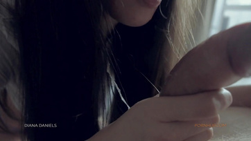 Une fille aux courbes généreuses suce et attend une bite dans sa chatte Thumb