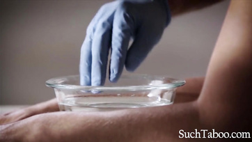 Des agents baisent une petite adolescente à la frontière Thumb