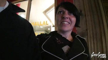 Ils ont ramené la chatte et le con de la femme mature à la maison et l'ont baisée sauvagement Thumb