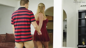 Belle-mère sexy et son fils surpris en train de baiser Thumb