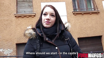 Une fille chaude de Budapest a enlevé sa culotte sur la puce Thumb