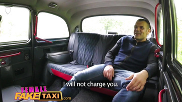 Touriste chanceuse baisée et éjaculée sur la chatte d'une fausse conductrice Thumb