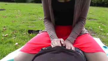 Il a baisé et tiré la chatte nue de sa nana dans le champ d'une manière sournoise Thumb