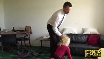 Il a doigté, giflé et baisé la salope blonde aux petits seins Thumb