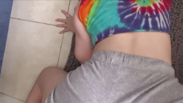 Une adolescente au corps impeccable chevauche ma bite pendant l'entraînement Thumb